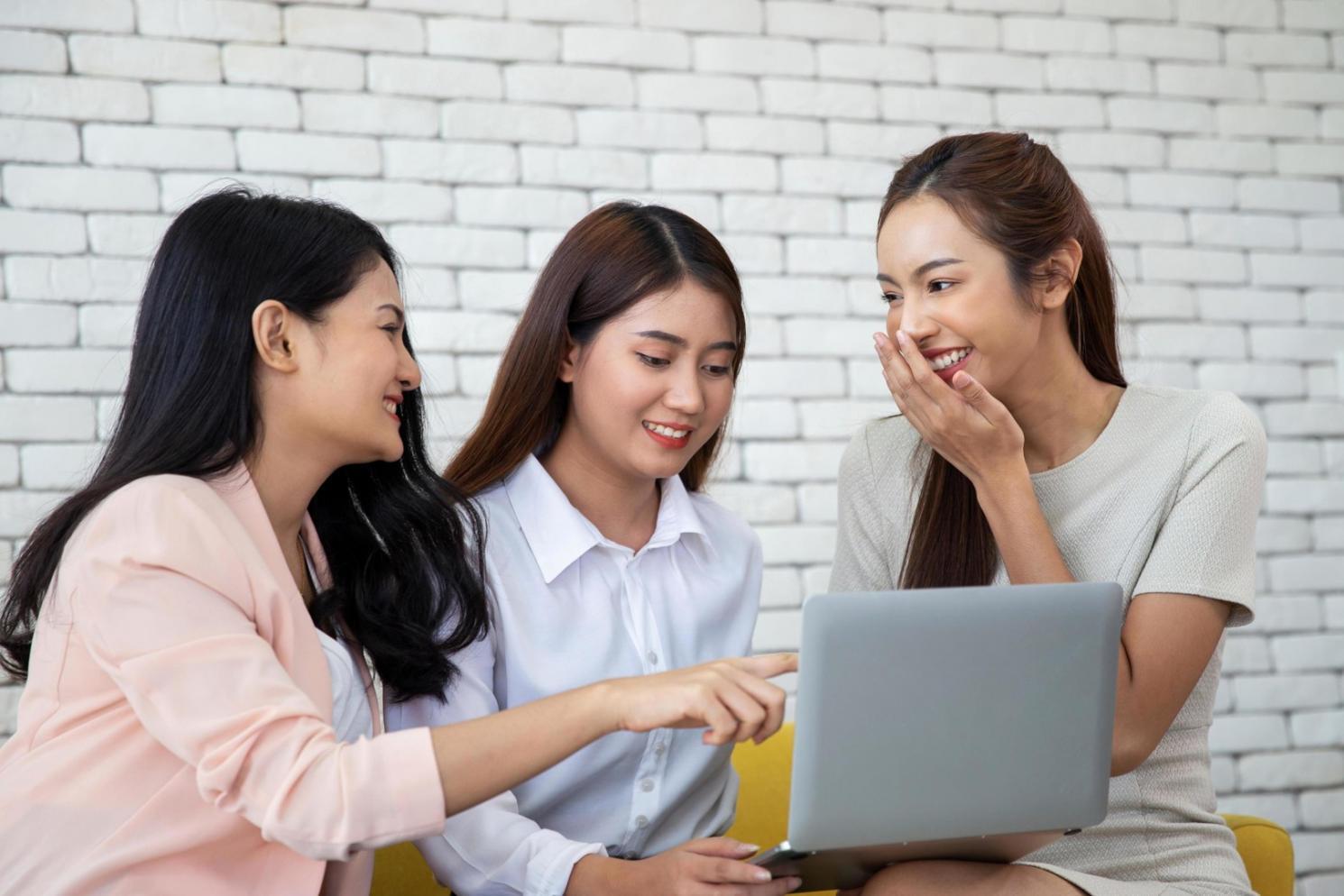 Analyse von SEO-Metriken auf Computerbildschirm